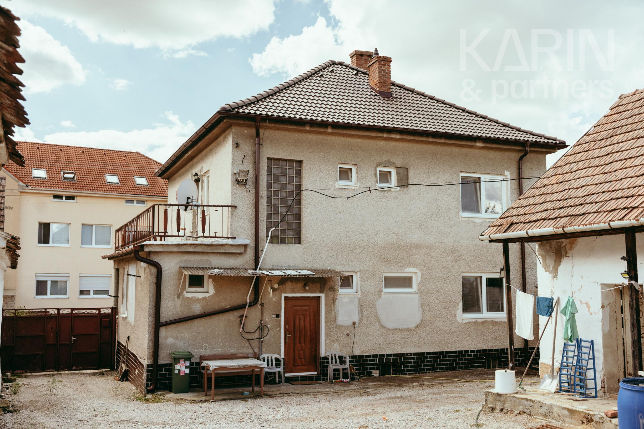 6-IZBOVÝ TEHLOVÝ DOM (NOVÁ STRECHA, KOTOL A SIETE)