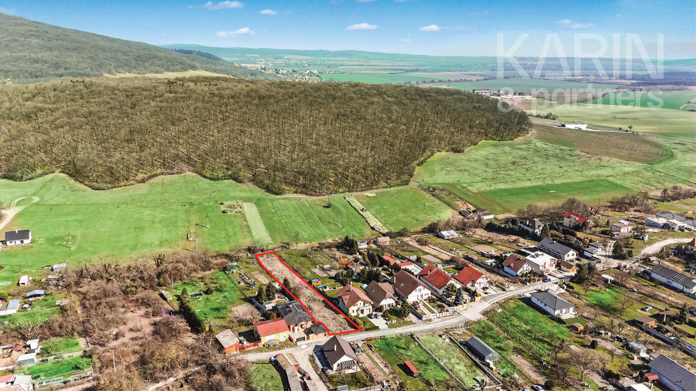 Stavebný pozemok s rozlohou 1758 m² v obci Lošonec.