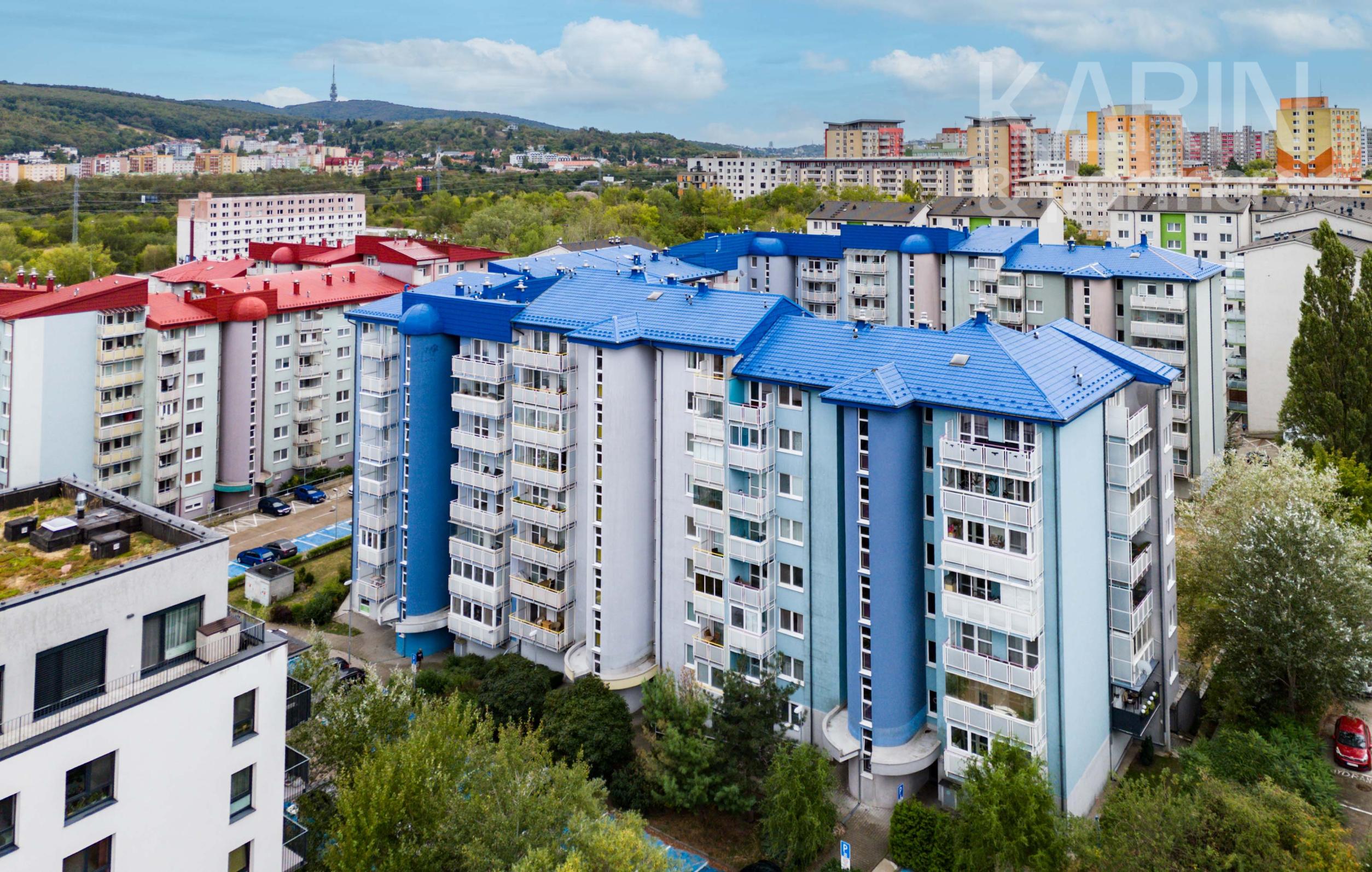 ČIASTOČNE ZREKONŠTRUOVANÝ 2I BYT S PIVNICOU A 2 PARKOVACÍMI MIESTAMI