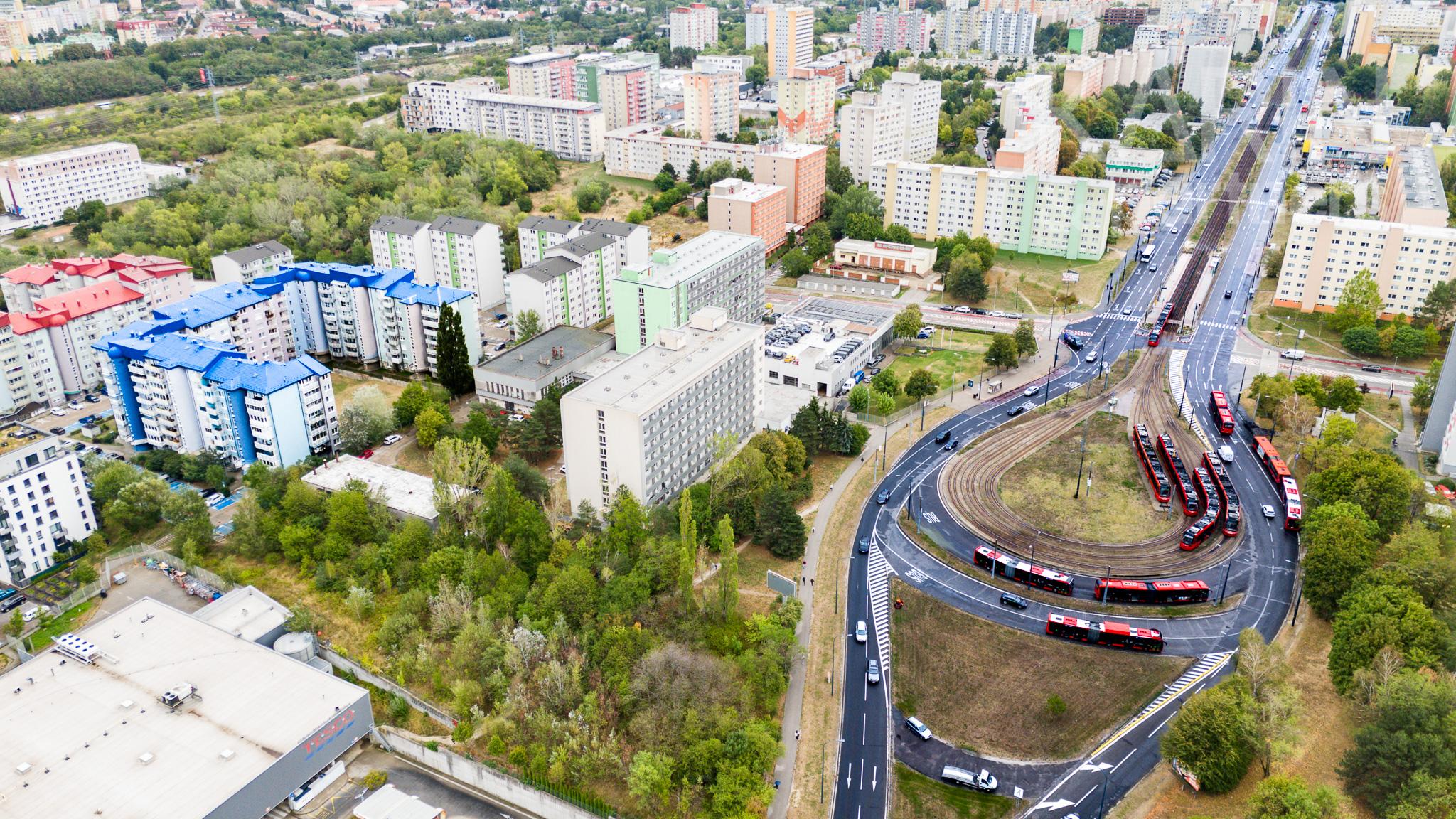 ČIASTOČNE ZREKONŠTRUOVANÝ 2I BYT S PIVNICOU A 2 PARKOVACÍMI MIESTAMI