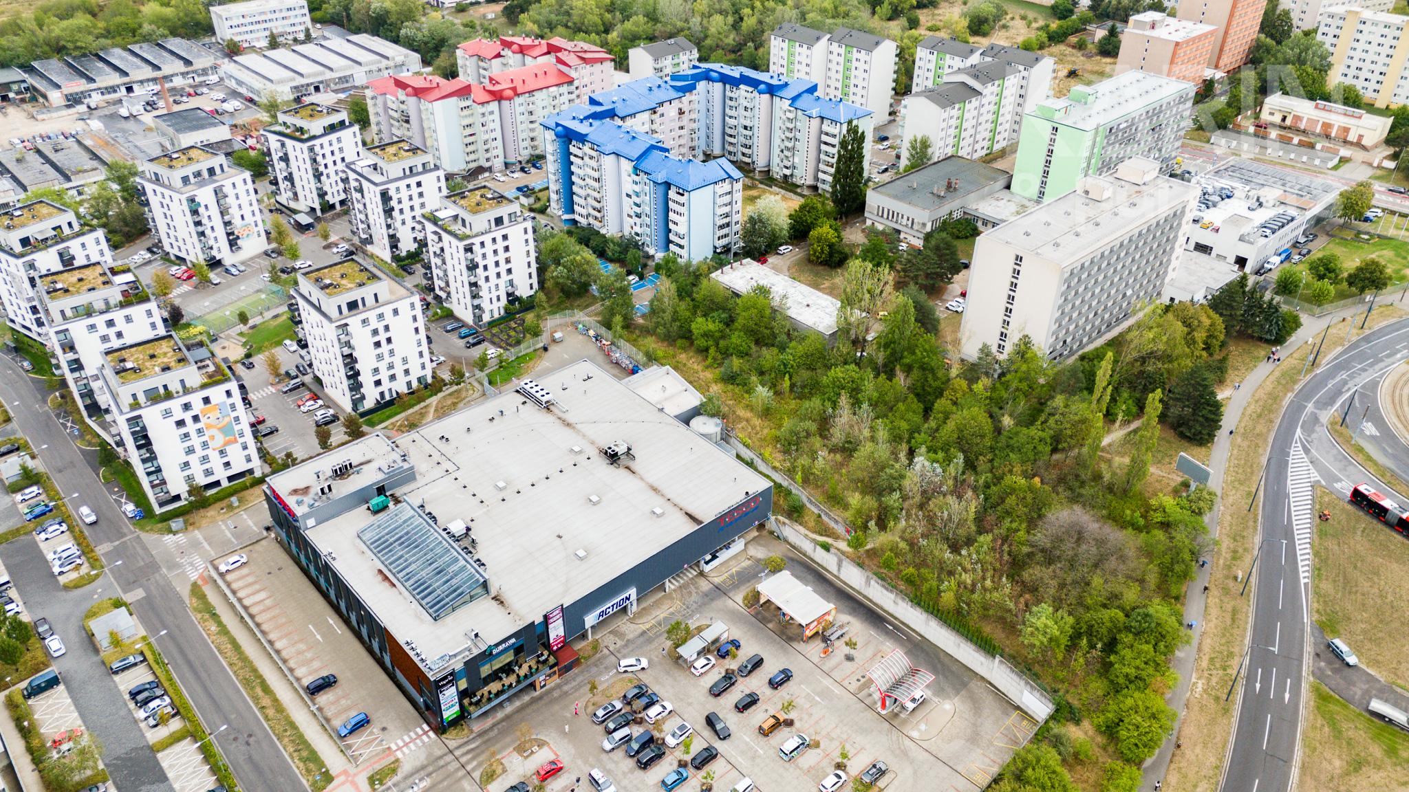 ČIASTOČNE ZREKONŠTRUOVANÝ 2I BYT S PIVNICOU A 2 PARKOVACÍMI MIESTAMI