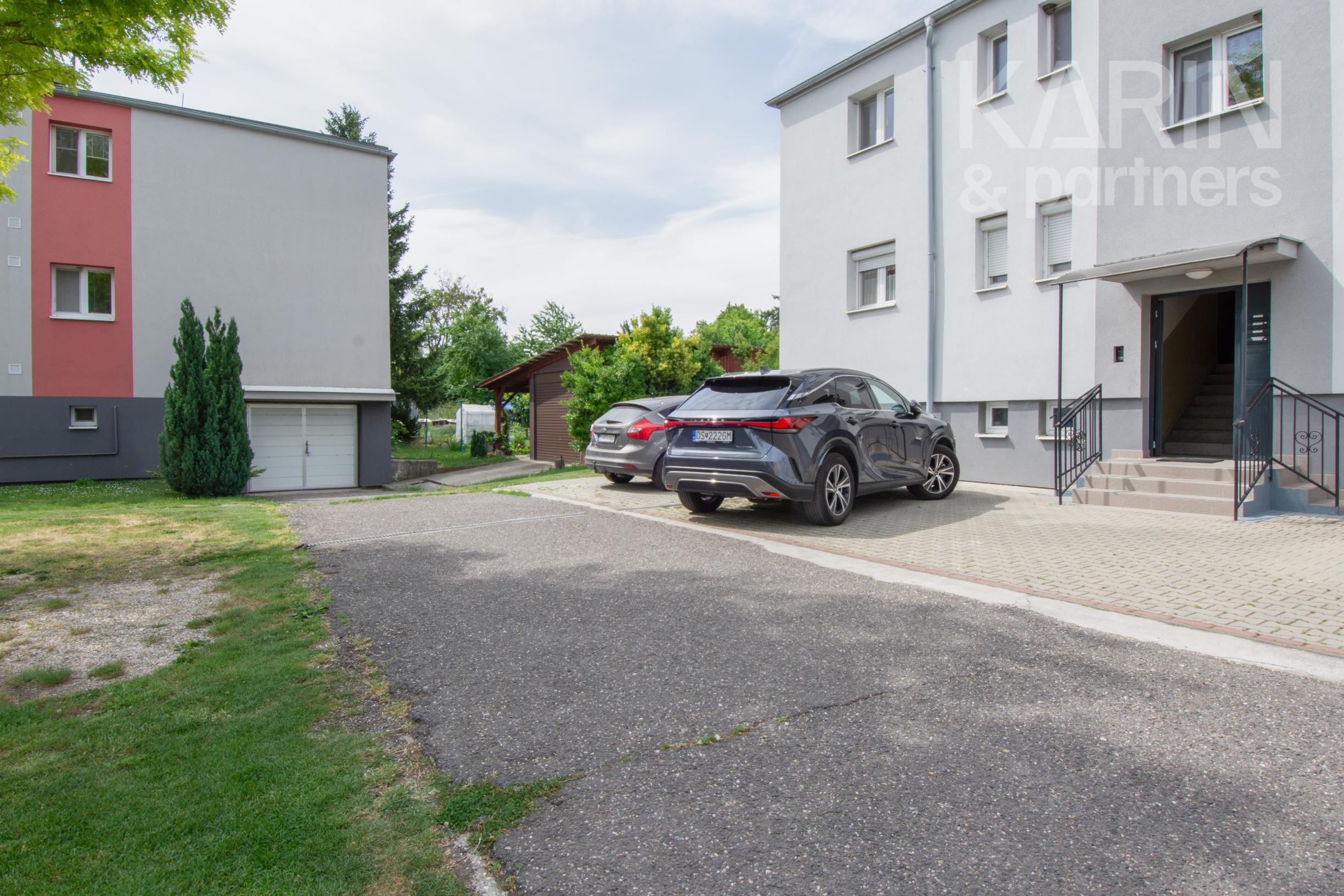 Na predaj 2 izbový byt v Rohovciach s garážou a dvoma záhradkami, kompletná rekonštrukcia