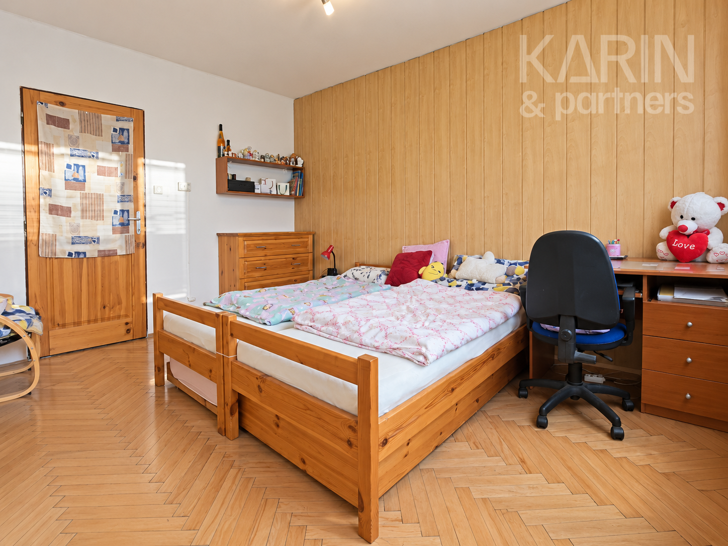Unikátny 3-izbový byt s balkónom, krbom, vlastným pozemkom (185 m²) a dvoma prístreškami na auto v Medzibrode
