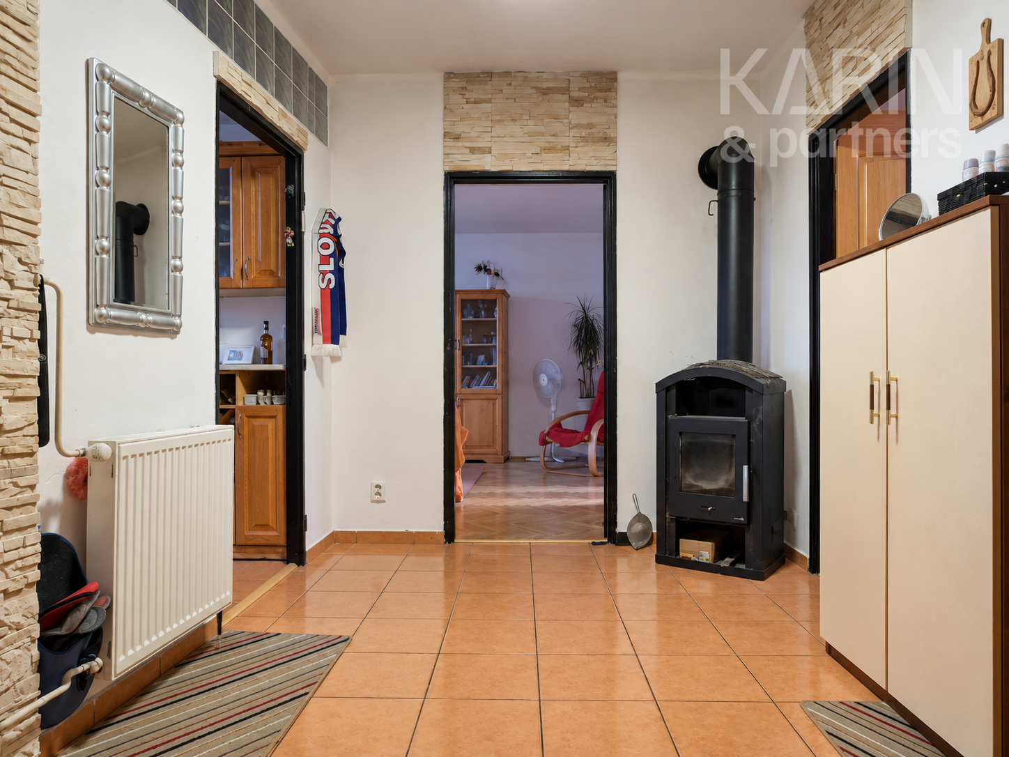 Unikátny 3-izbový byt s balkónom, krbom, vlastným pozemkom (185 m²) a dvoma prístreškami na auto v Medzibrode