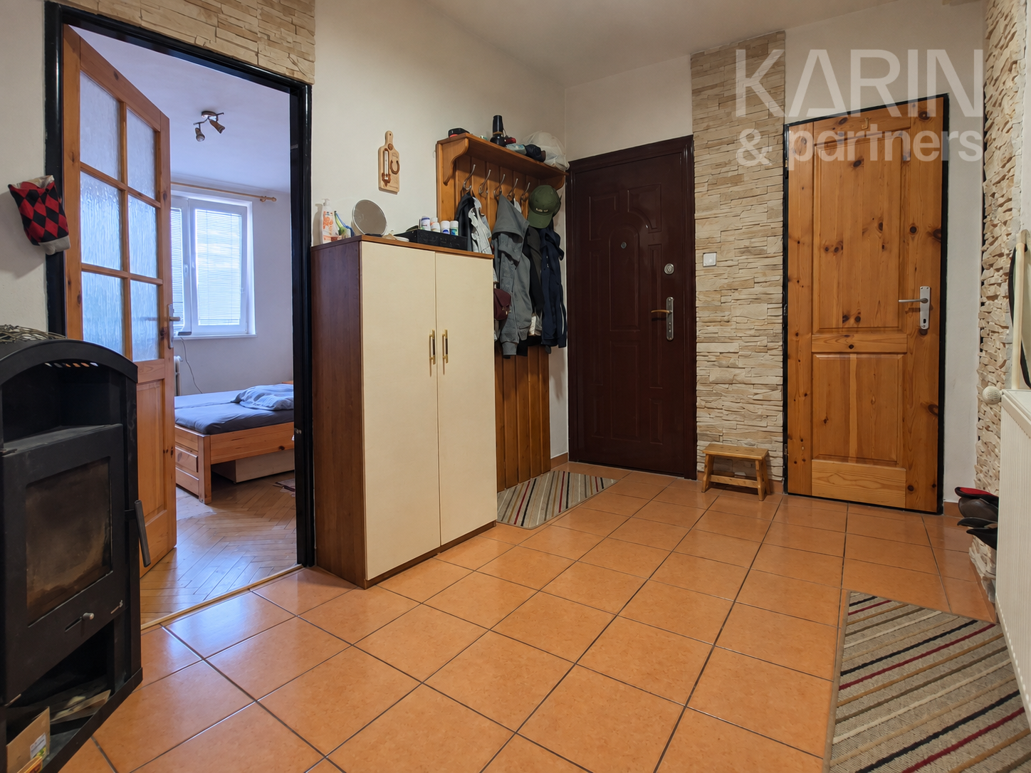 Unikátny 3-izbový byt s balkónom, krbom, vlastným pozemkom (185 m²) a dvoma prístreškami na auto v Medzibrode