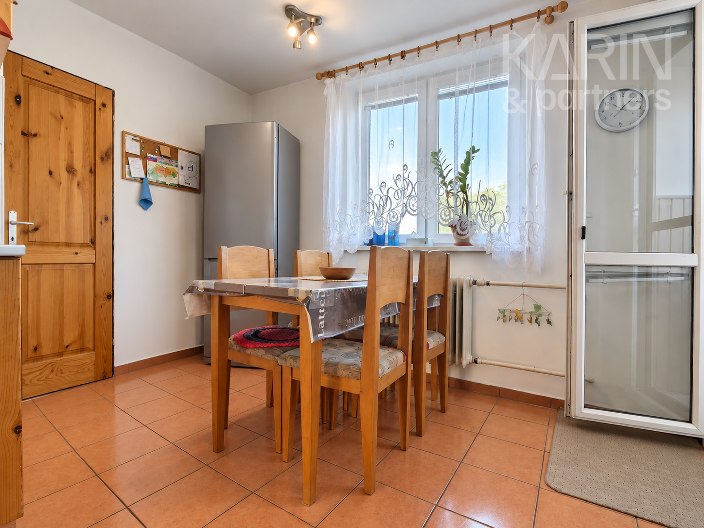 Unikátny 3-izbový byt s balkónom, krbom, vlastným pozemkom (185 m²) a dvoma prístreškami na auto v Medzibrode