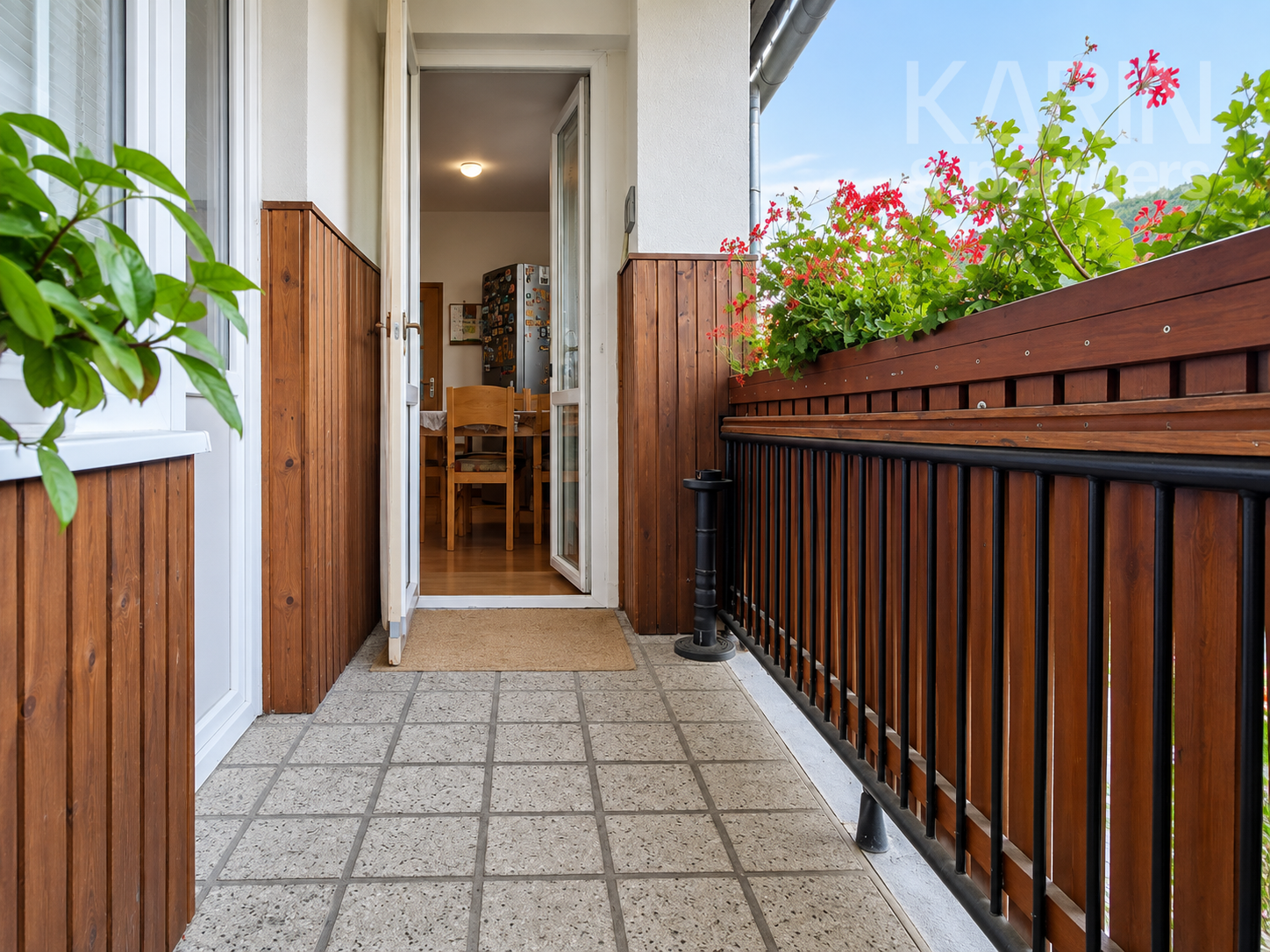 Unikátny 3-izbový byt s balkónom, krbom, vlastným pozemkom (185 m²) a dvoma prístreškami na auto v Medzibrode