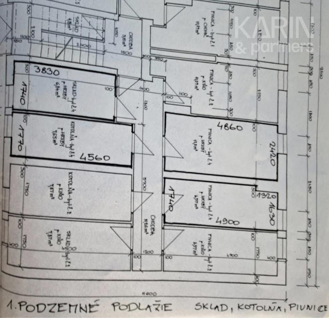Unikátny 3-izbový byt s balkónom, krbom, vlastným pozemkom (185 m²) a dvoma prístreškami na auto v Medzibrode