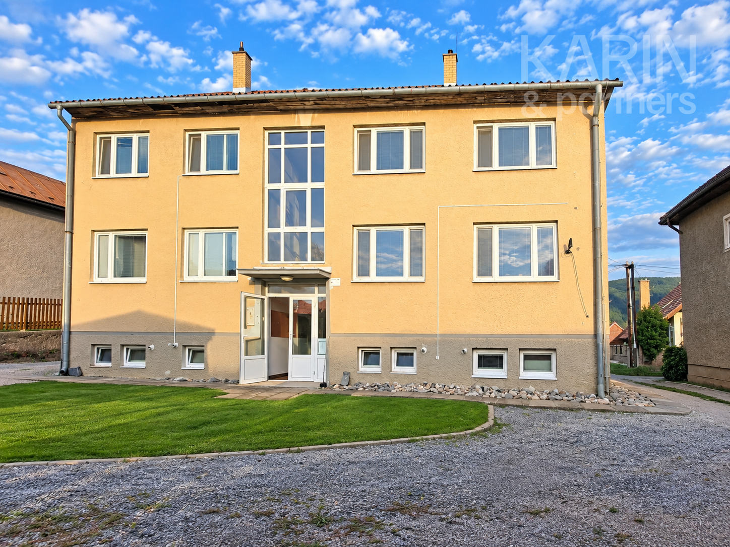 Unikátny 3-izbový byt s balkónom, krbom, vlastným pozemkom (185 m²) a dvoma prístreškami na auto v Medzibrode
