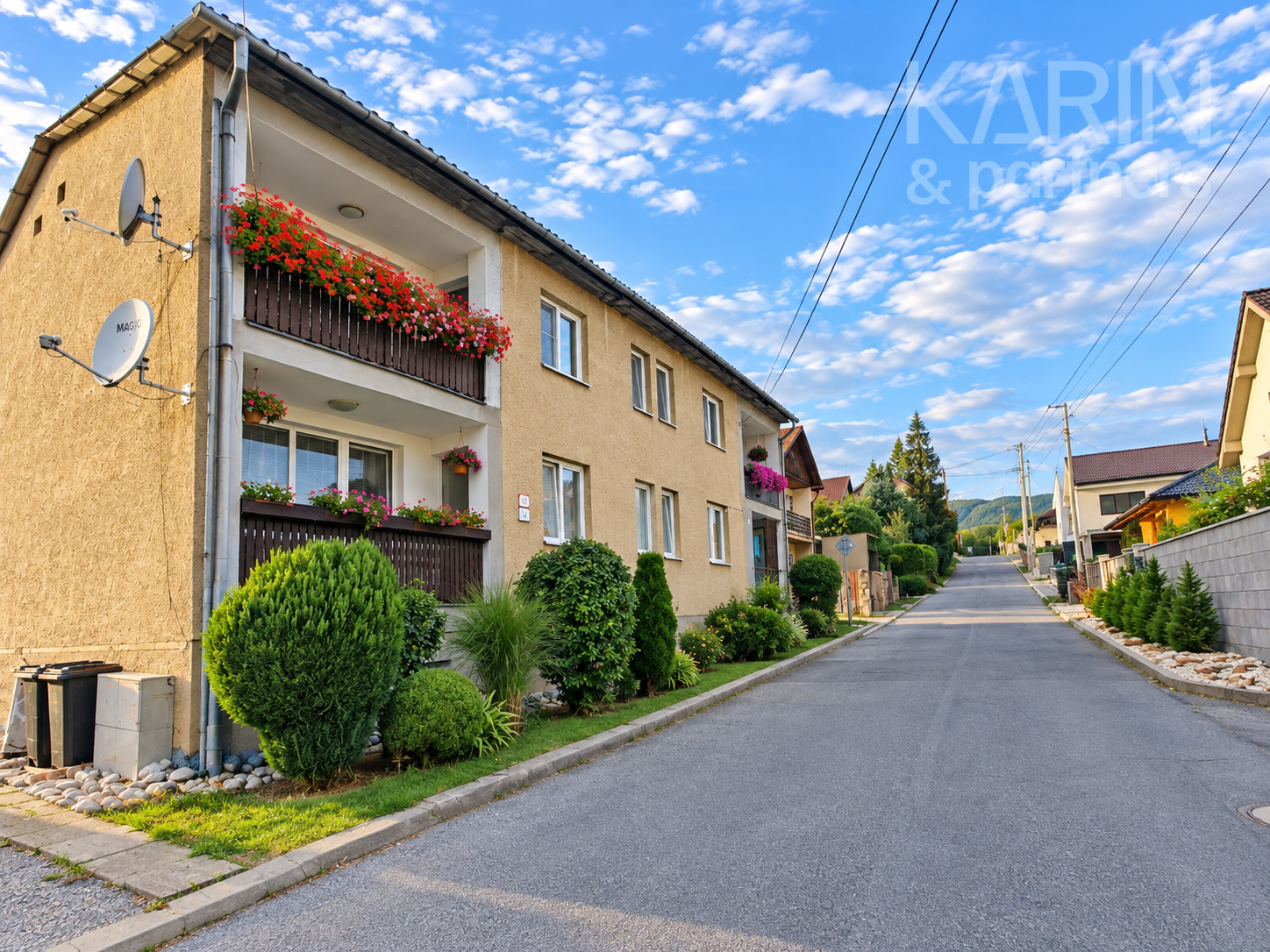 Unikátny 3-izbový byt s balkónom, krbom, vlastným pozemkom (185 m²) a dvoma prístreškami na auto v Medzibrode