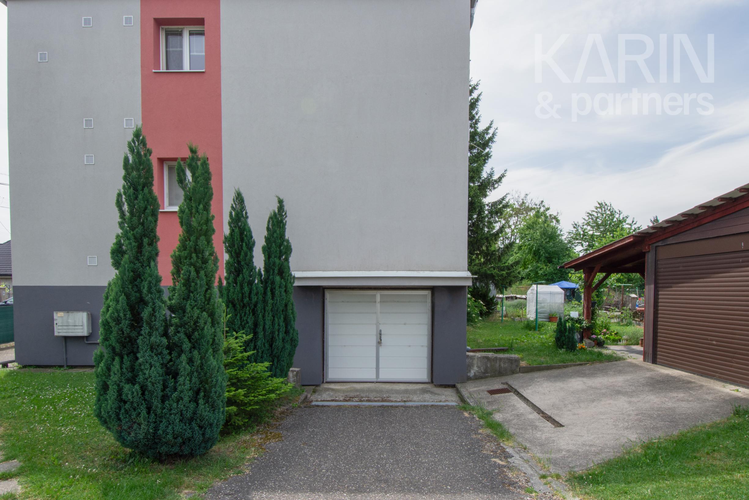 Na predaj 2 izbový byt v len 9 km od Šamorína s garážou a dvoma záhradkami, kompletná rekonštrukcia