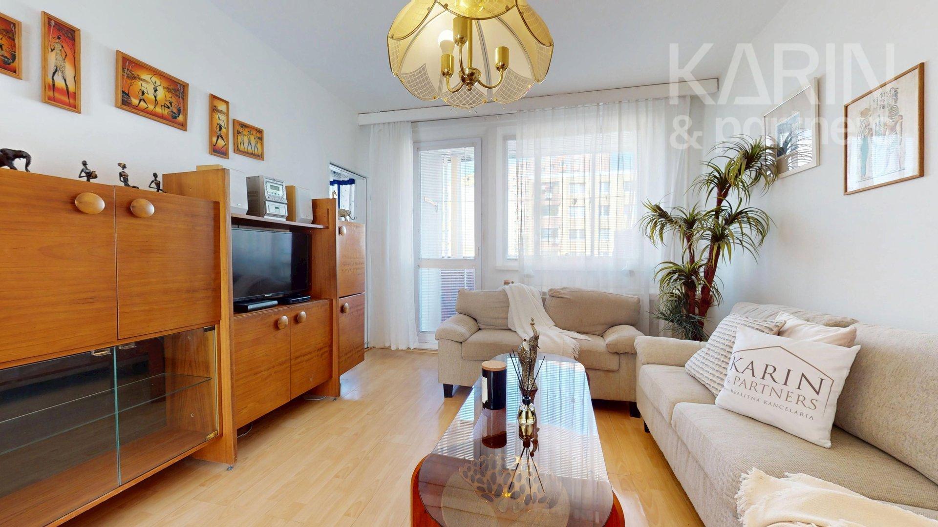 SVETLÝ KOMPLETNE ZARIADENÝ 3I BYT S PRESKLENOU LODŽIOU A PIVNICOU