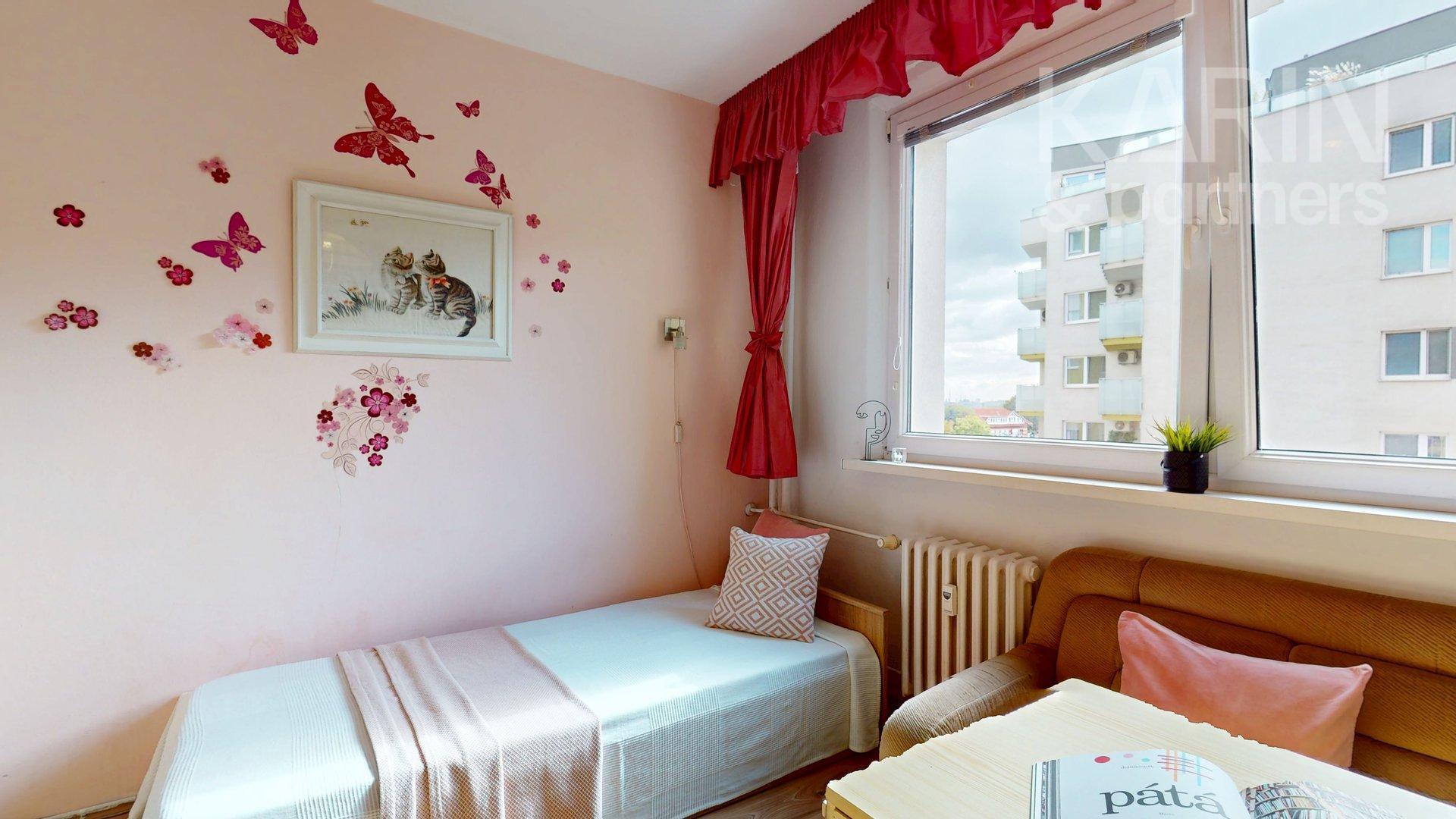 SVETLÝ KOMPLETNE ZARIADENÝ 3I BYT S PRESKLENOU LODŽIOU A PIVNICOU