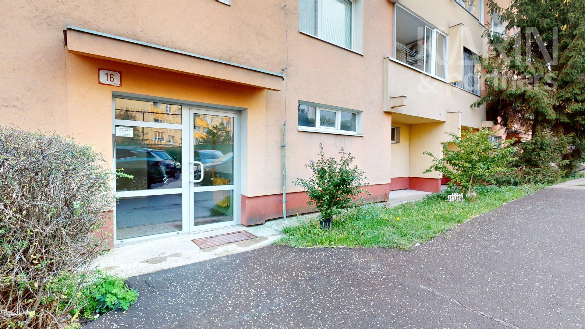 SVETLÝ KOMPLETNE ZARIADENÝ 3I BYT S PRESKLENOU LODŽIOU A PIVNICOU