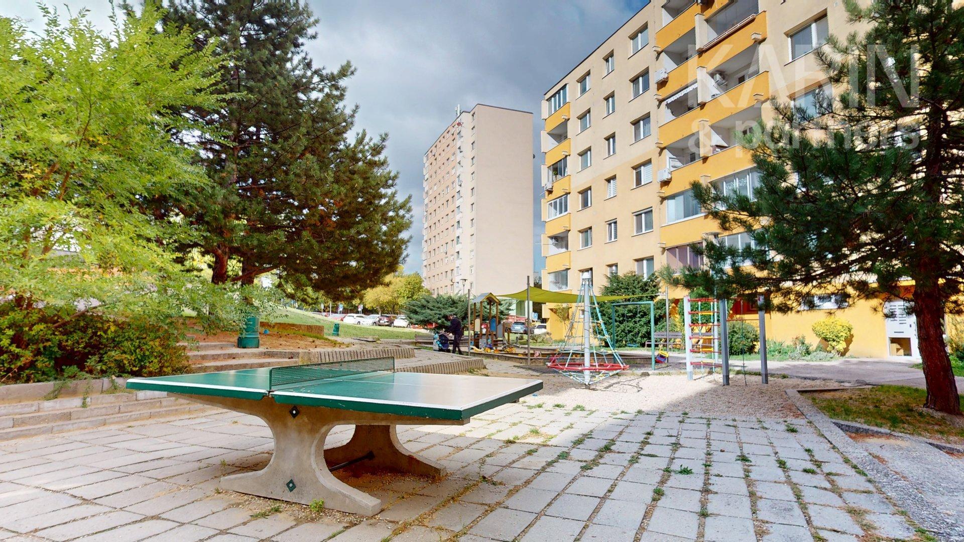 SVETLÝ KOMPLETNE ZARIADENÝ 3I BYT S PRESKLENOU LODŽIOU A PIVNICOU