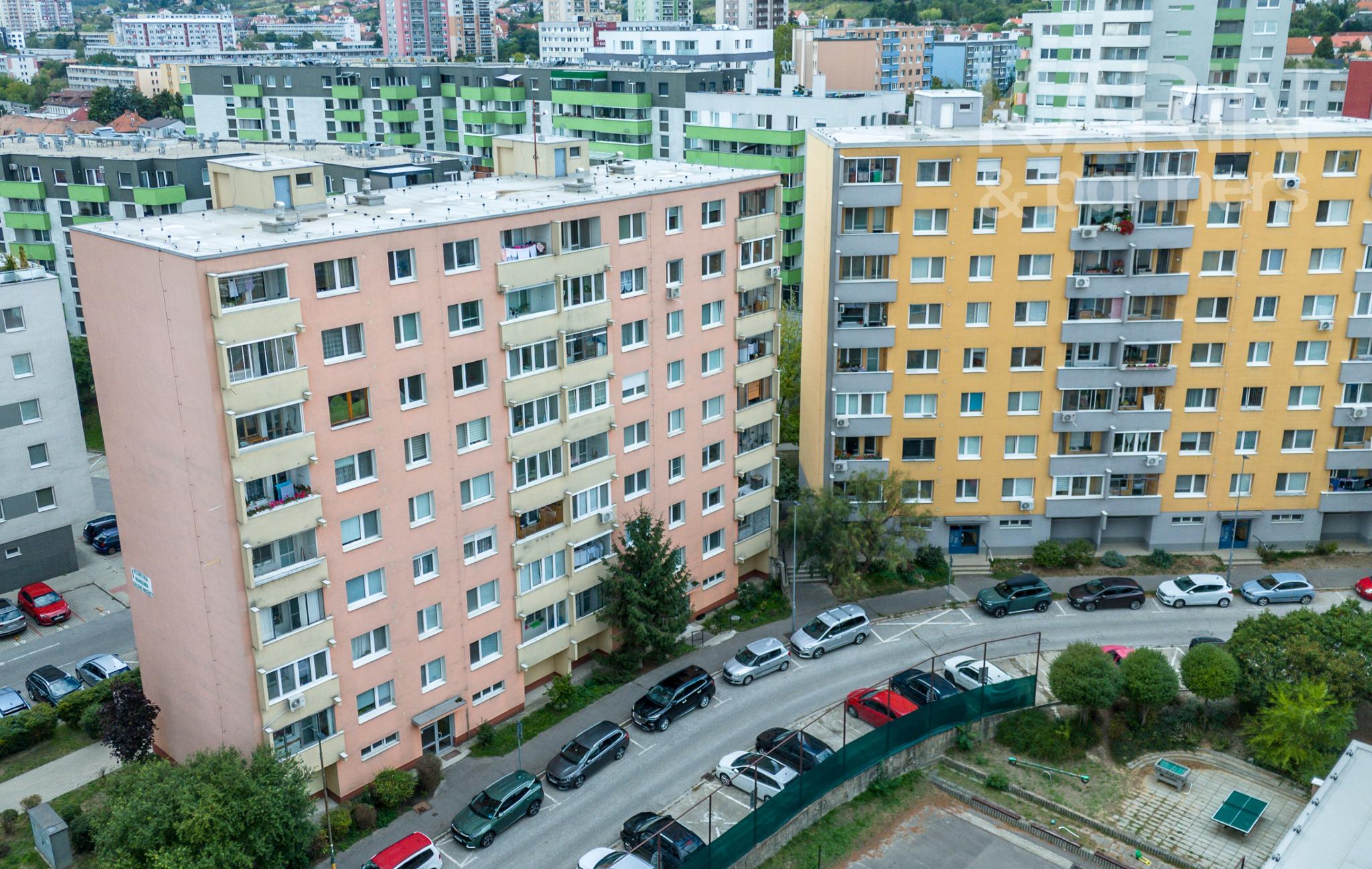 SVETLÝ KOMPLETNE ZARIADENÝ 3I BYT S PRESKLENOU LODŽIOU A PIVNICOU