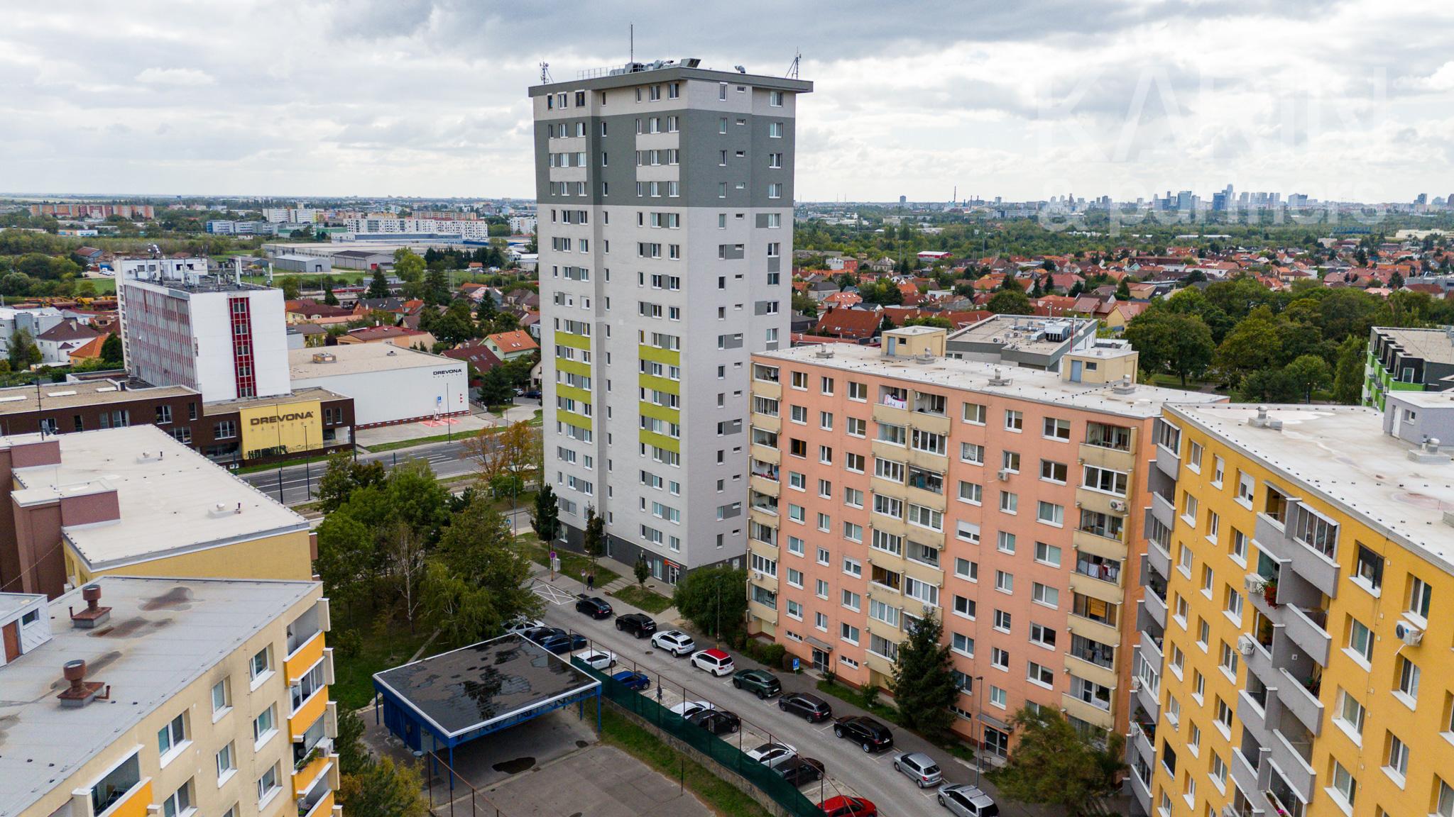 SVETLÝ KOMPLETNE ZARIADENÝ 3I BYT S PRESKLENOU LODŽIOU A PIVNICOU