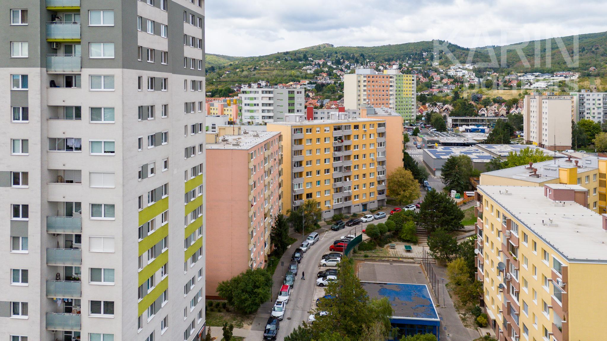 SVETLÝ KOMPLETNE ZARIADENÝ 3I BYT S PRESKLENOU LODŽIOU A PIVNICOU