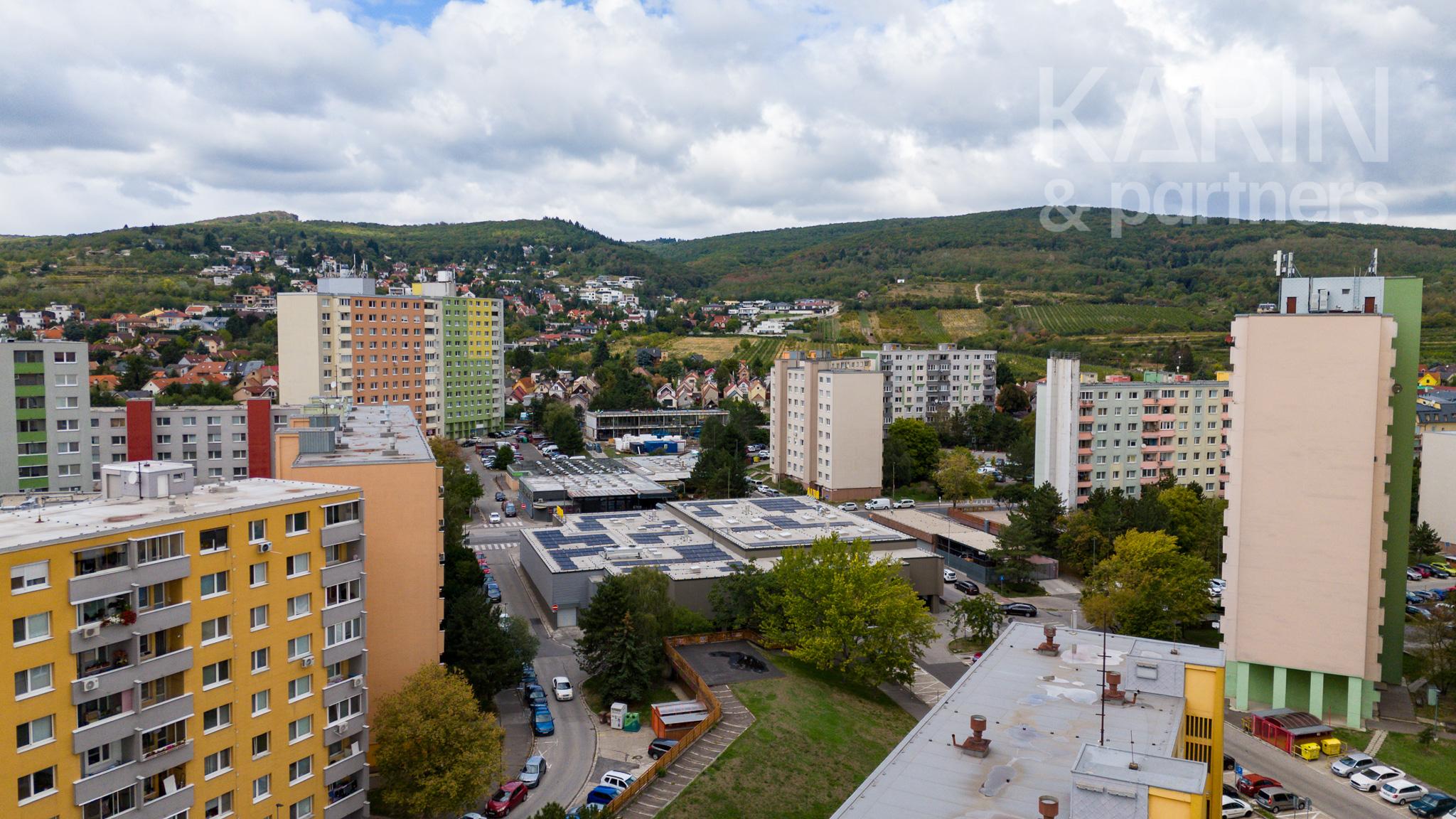 SVETLÝ KOMPLETNE ZARIADENÝ 3I BYT S PRESKLENOU LODŽIOU A PIVNICOU