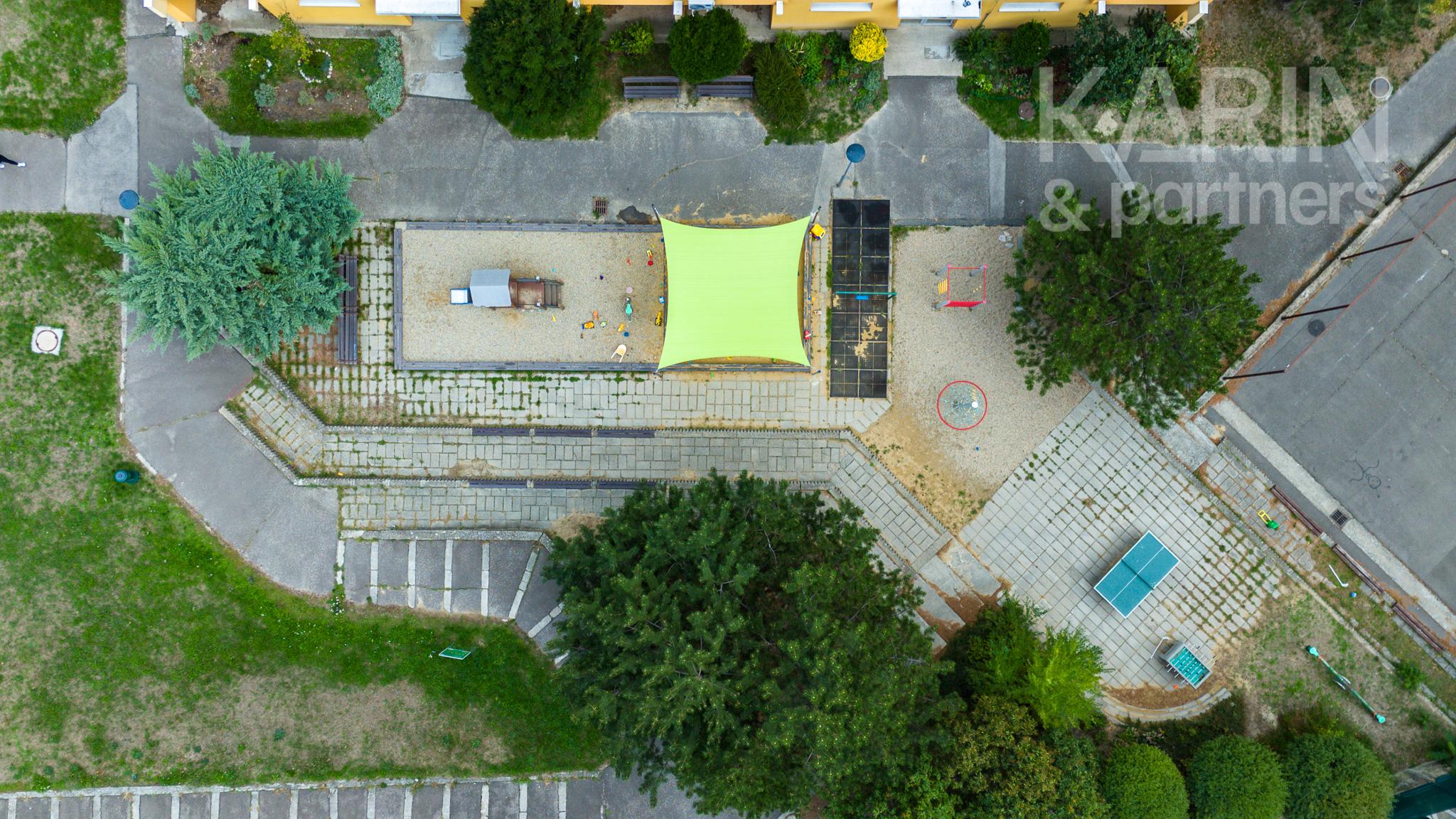 SVETLÝ KOMPLETNE ZARIADENÝ 3I BYT S PRESKLENOU LODŽIOU A PIVNICOU