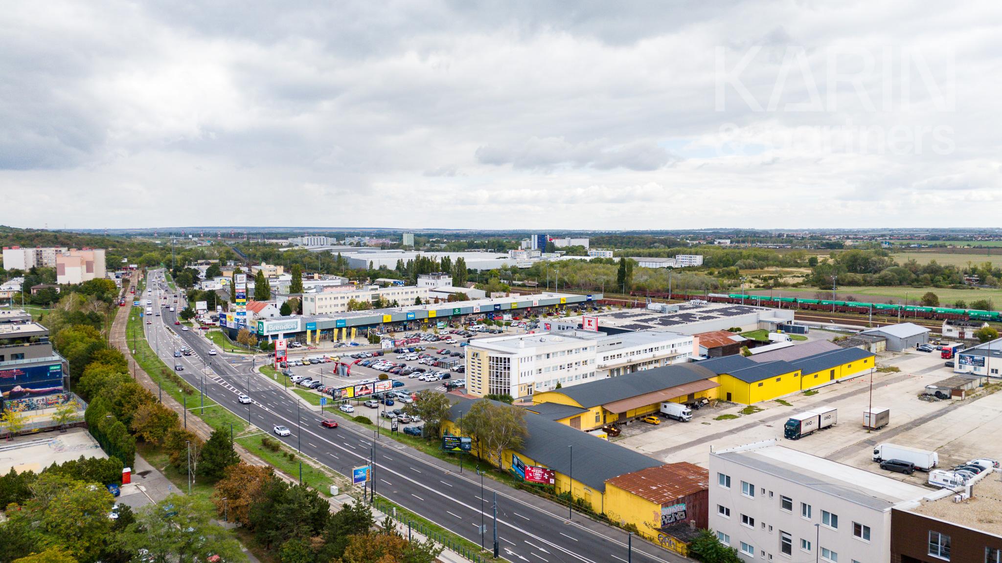 SVETLÝ KOMPLETNE ZARIADENÝ 3I BYT S PRESKLENOU LODŽIOU A PIVNICOU