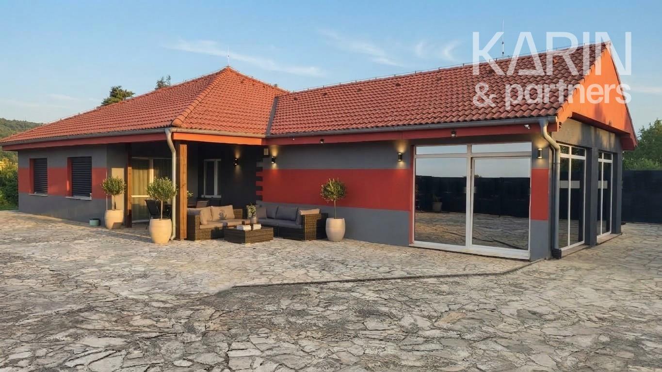 Exkluzívne Iba u Nás: Rodinná rezidencia v štýle haciendy: 2 samostatné domy, bazény, okrasná záhrada a dokonalé súkromie | Semerovo