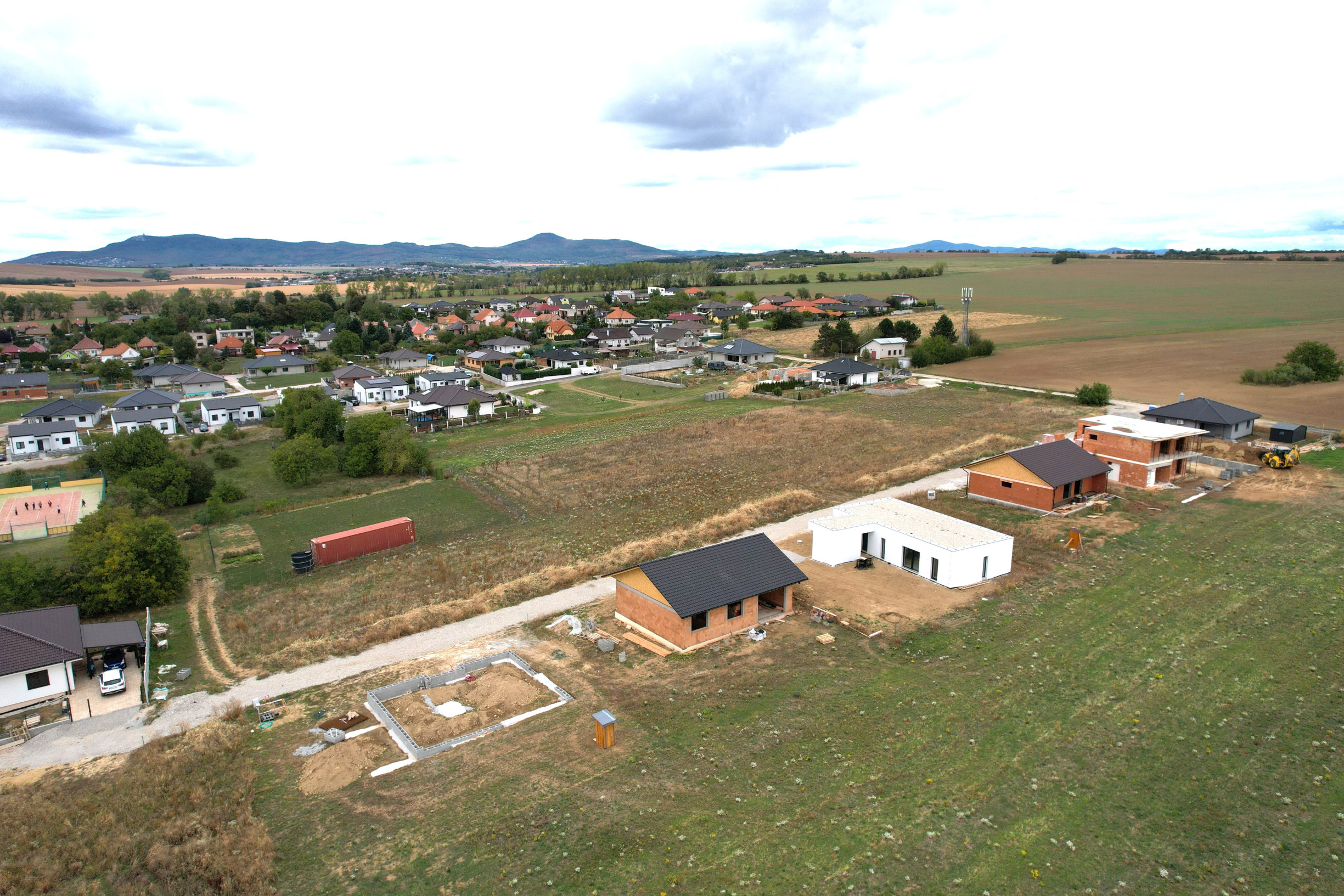 4-izbový tehlový bungalov v obci Golianovo - REZERVOVANÝ