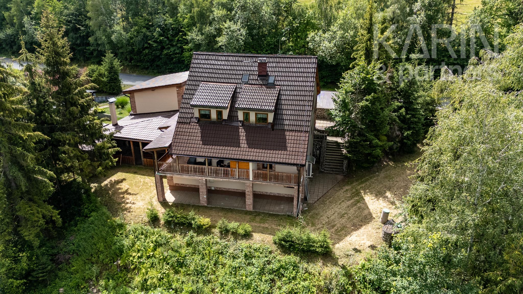 LUXUSNÉ RODINNÉ SÍDLO S PRIVÁTNYM WELLNESS V TESNEJ BLÍZKOSTI LYŽIARSKEHO STREDISKA