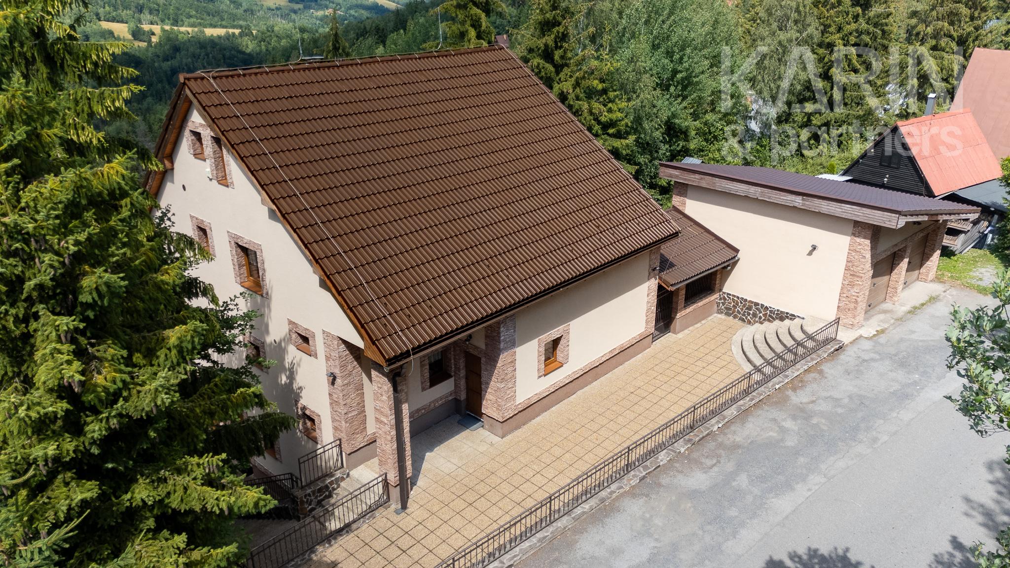 LUXUSNÉ RODINNÉ SÍDLO S PRIVÁTNYM WELLNESS V TESNEJ BLÍZKOSTI LYŽIARSKEHO STREDISKA
