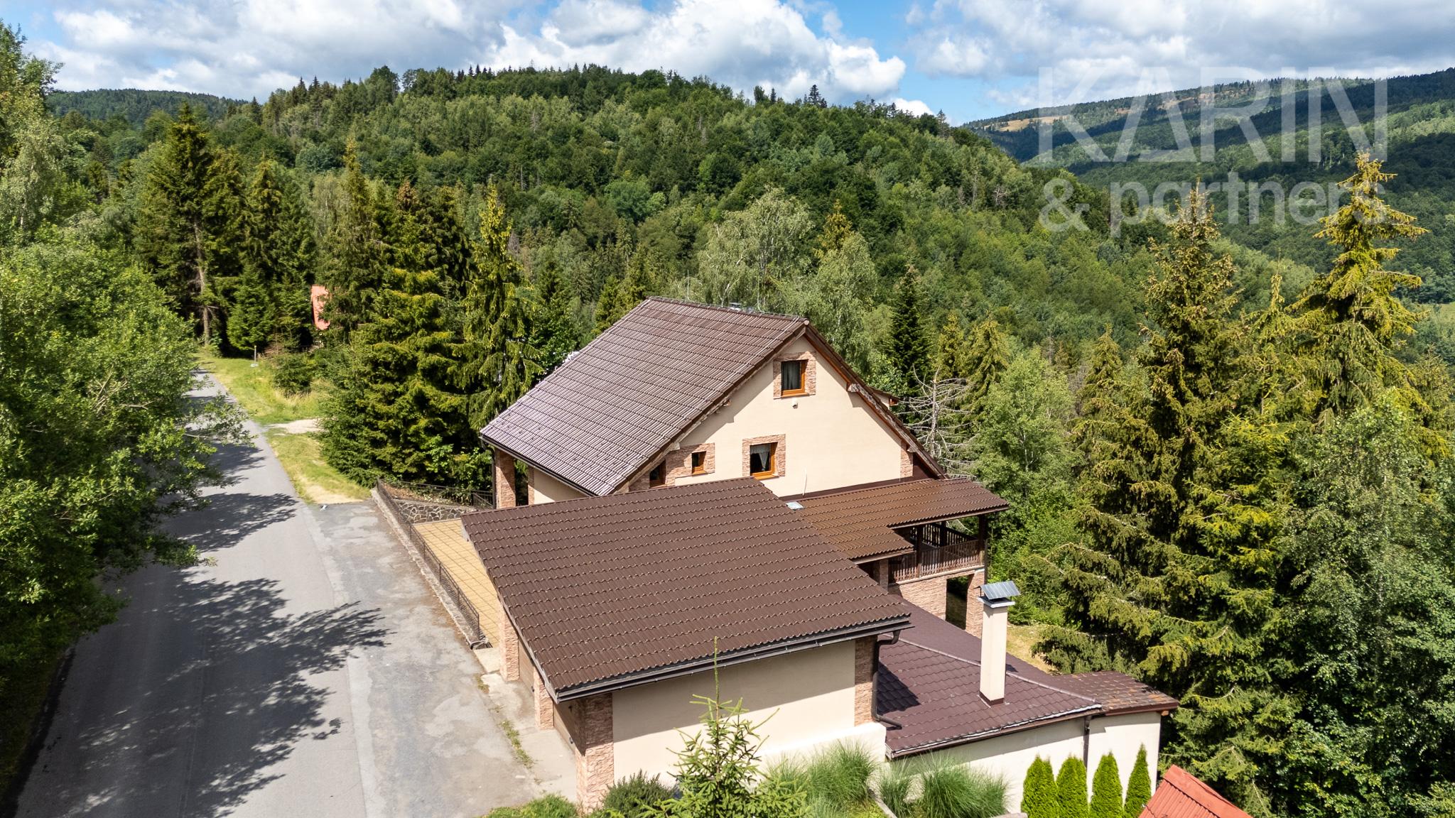 LUXUSNÉ RODINNÉ SÍDLO S PRIVÁTNYM WELLNESS V TESNEJ BLÍZKOSTI LYŽIARSKEHO STREDISKA