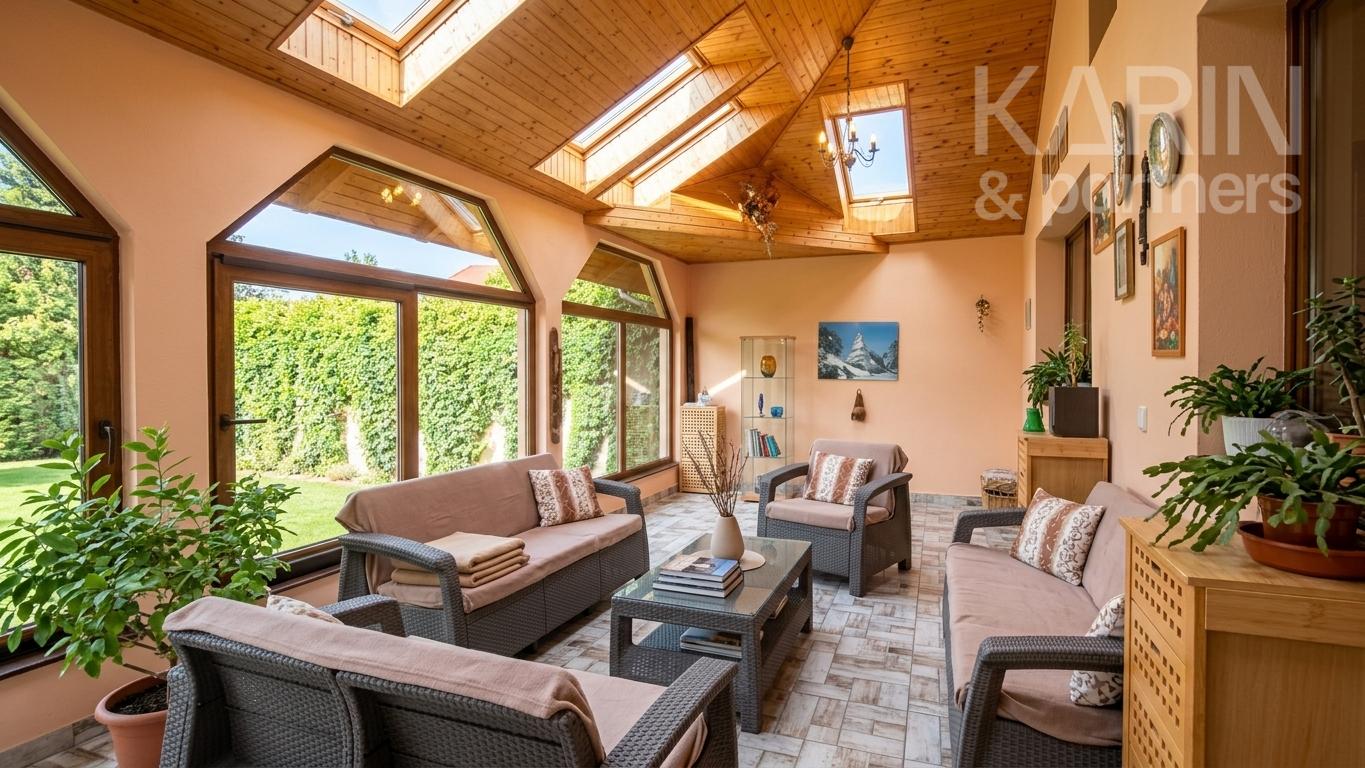 EXKLUZÍVNE: Rodinný dom 8izbový, zasklená terasa, garáž, Dvory nad Žitavou