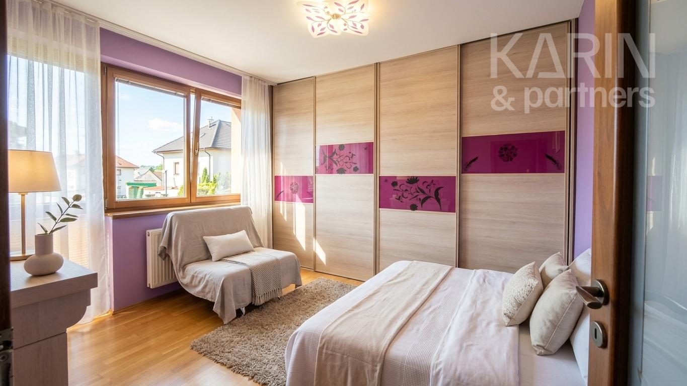 EXKLUZÍVNE: Rodinný dom 8izbový, zasklená terasa, garáž, Dvory nad Žitavou