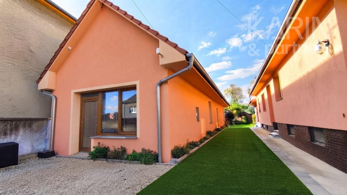 EXKLUZÍVNE: Rodinný dom 8izbový, zasklená terasa, garáž, Dvory nad Žitavou