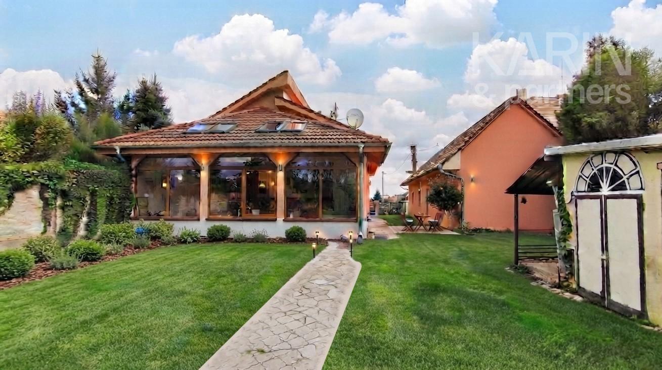 EXKLUZÍVNE: Rodinný dom 8izbový, zasklená terasa, garáž, Dvory nad Žitavou