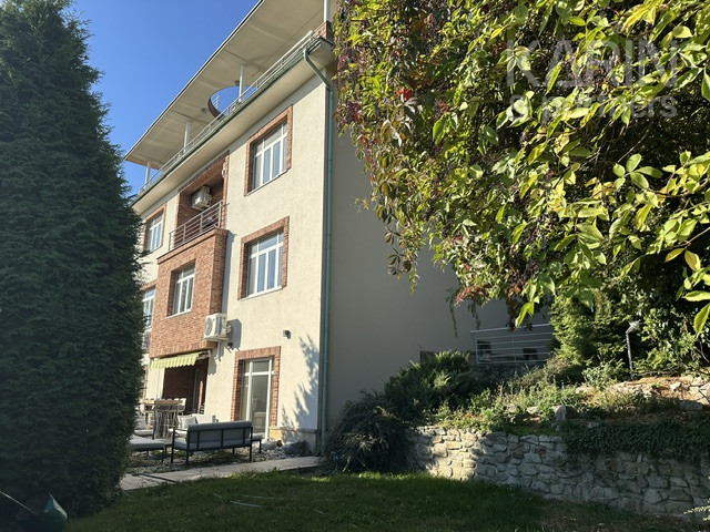 Veľkomtrážna vila pod Slavínom na predaj