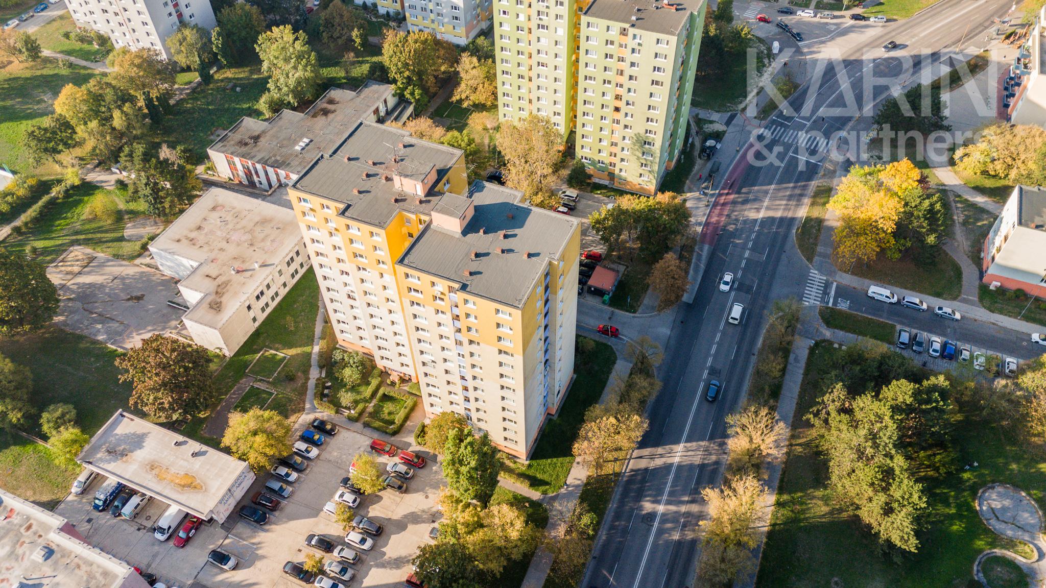 SVETLÝ ČIASTOČNE ZREKONŠTRUOVANÝ 3I BYT S LODŽIOU A PIVNICOU