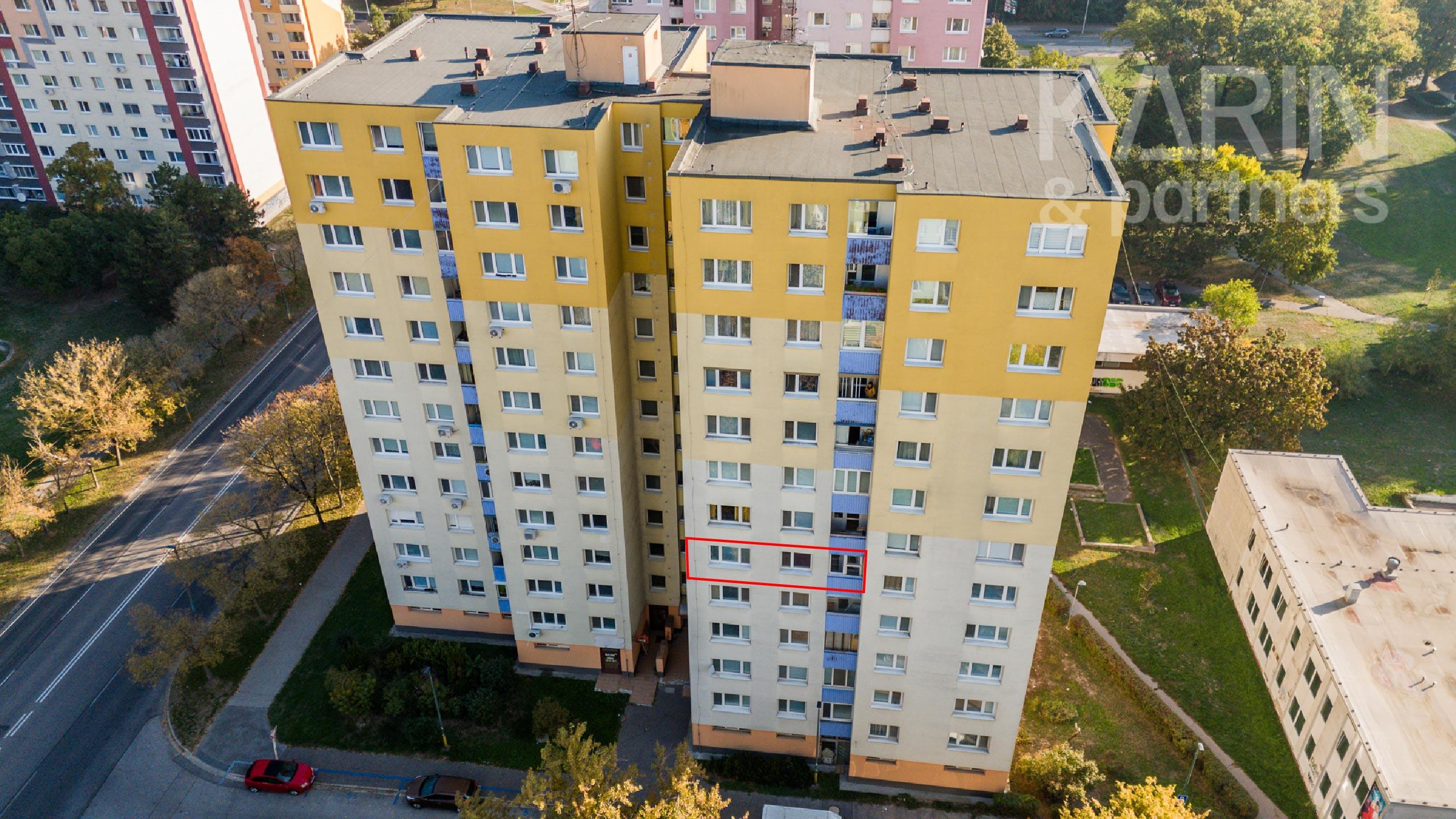 SVETLÝ ČIASTOČNE ZREKONŠTRUOVANÝ 3I BYT S LODŽIOU A PIVNICOU