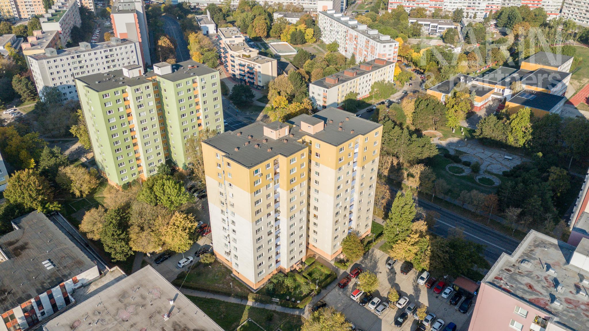SVETLÝ ČIASTOČNE ZREKONŠTRUOVANÝ 3I BYT S LODŽIOU A PIVNICOU