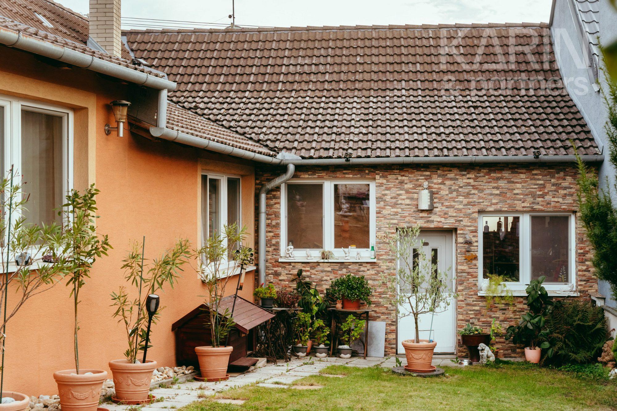 3i rodinný dom po rekonštrukcii s letnou kuchyňou a dieľňou v meste Šaštín-Stráže