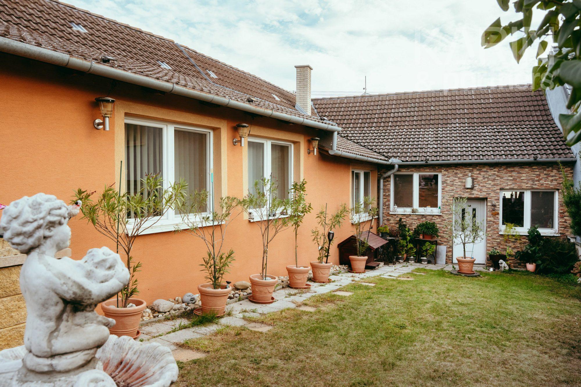3i rodinný dom po rekonštrukcii s letnou kuchyňou a dieľňou v meste Šaštín-Stráže