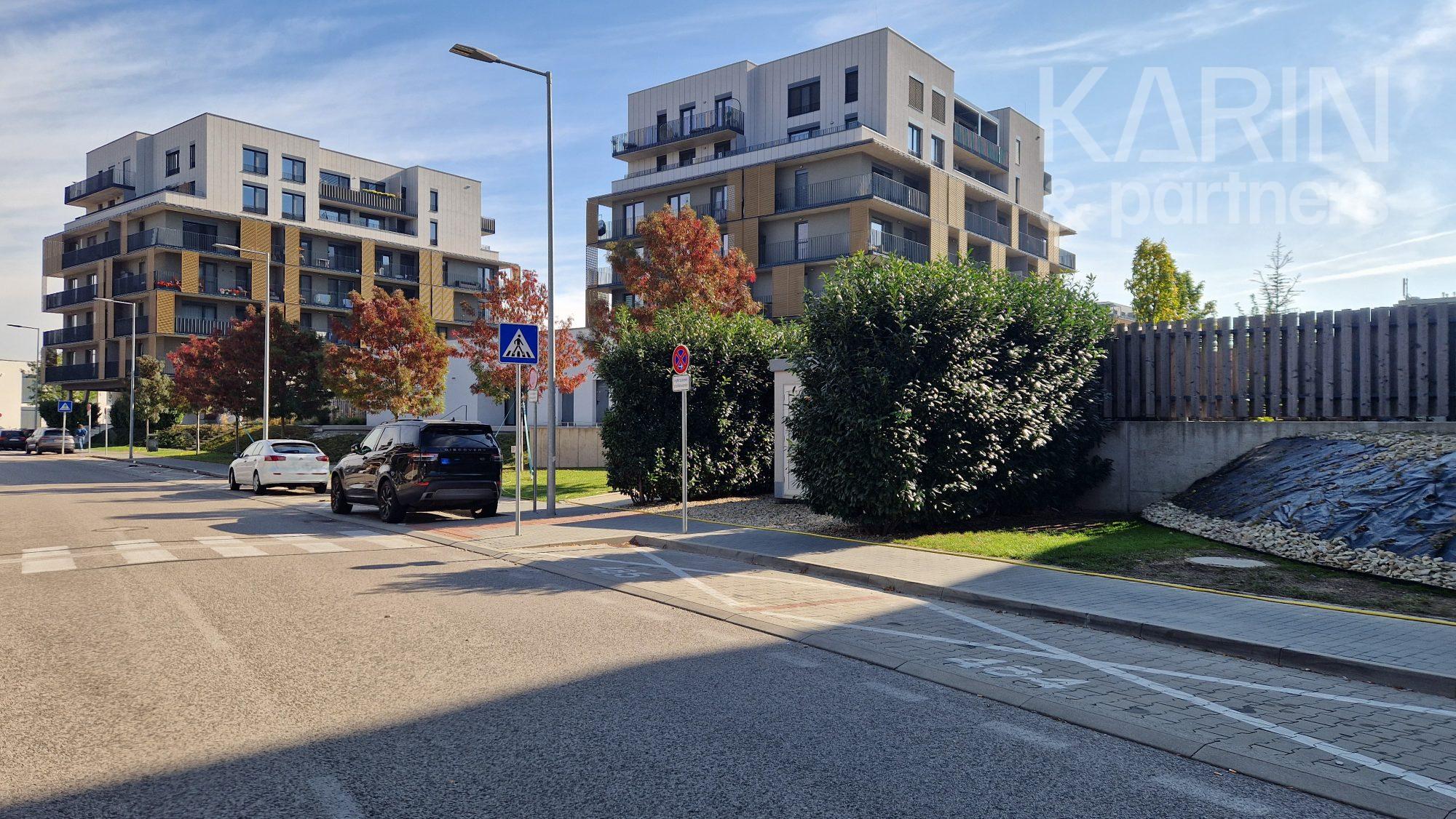 SLNEČNICE VILADOMY- 2-IZBOVÝ BYT S VEĽKOU LODŽIOU A PARKOVANÍM