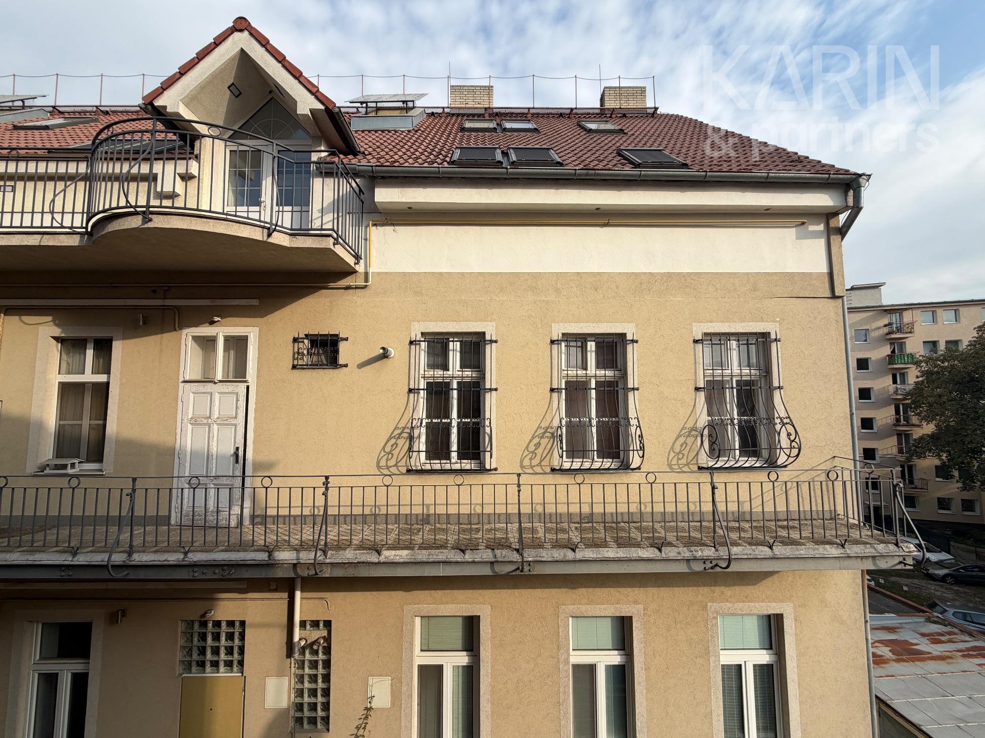 PRIESTRANNÝ A VZDUŠNÝ 3I BYT S VYSOKÝMI STROPMI V HISTORICKEJ BUDOVE