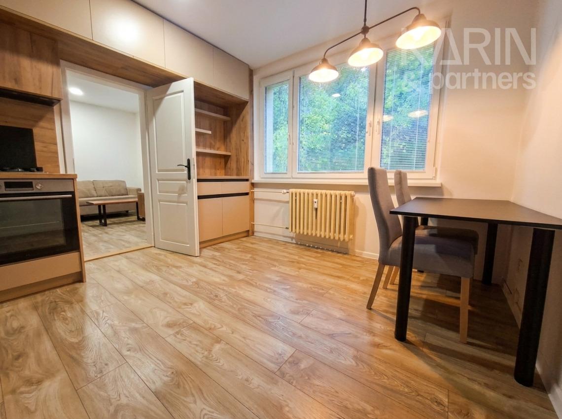 ZARIADENÝ DIZAJNOVO ZREKONŠTRUOVANÝ 1I BYT SO SAMOSTATNOU KUCHYŇOU